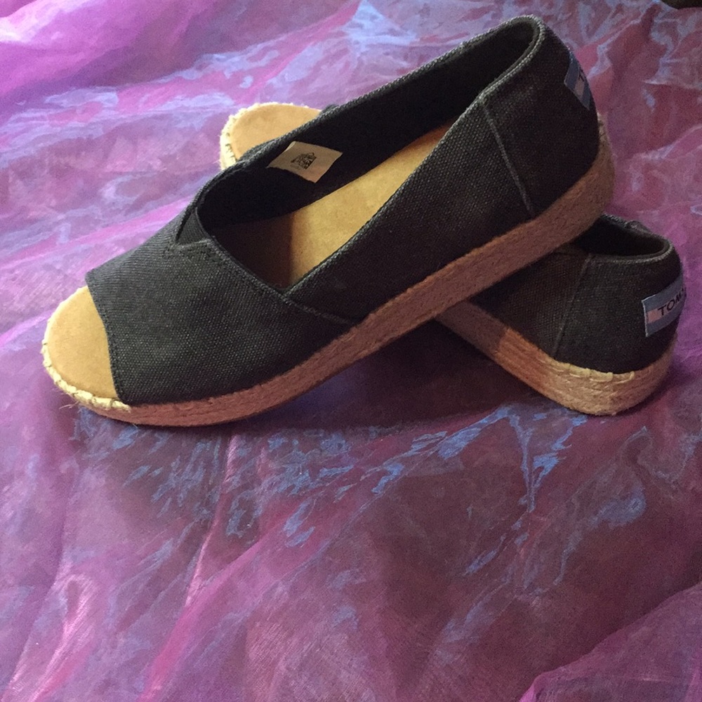 Toms gray canvas open toe wedges size 7w